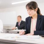 オフィスで働く女性